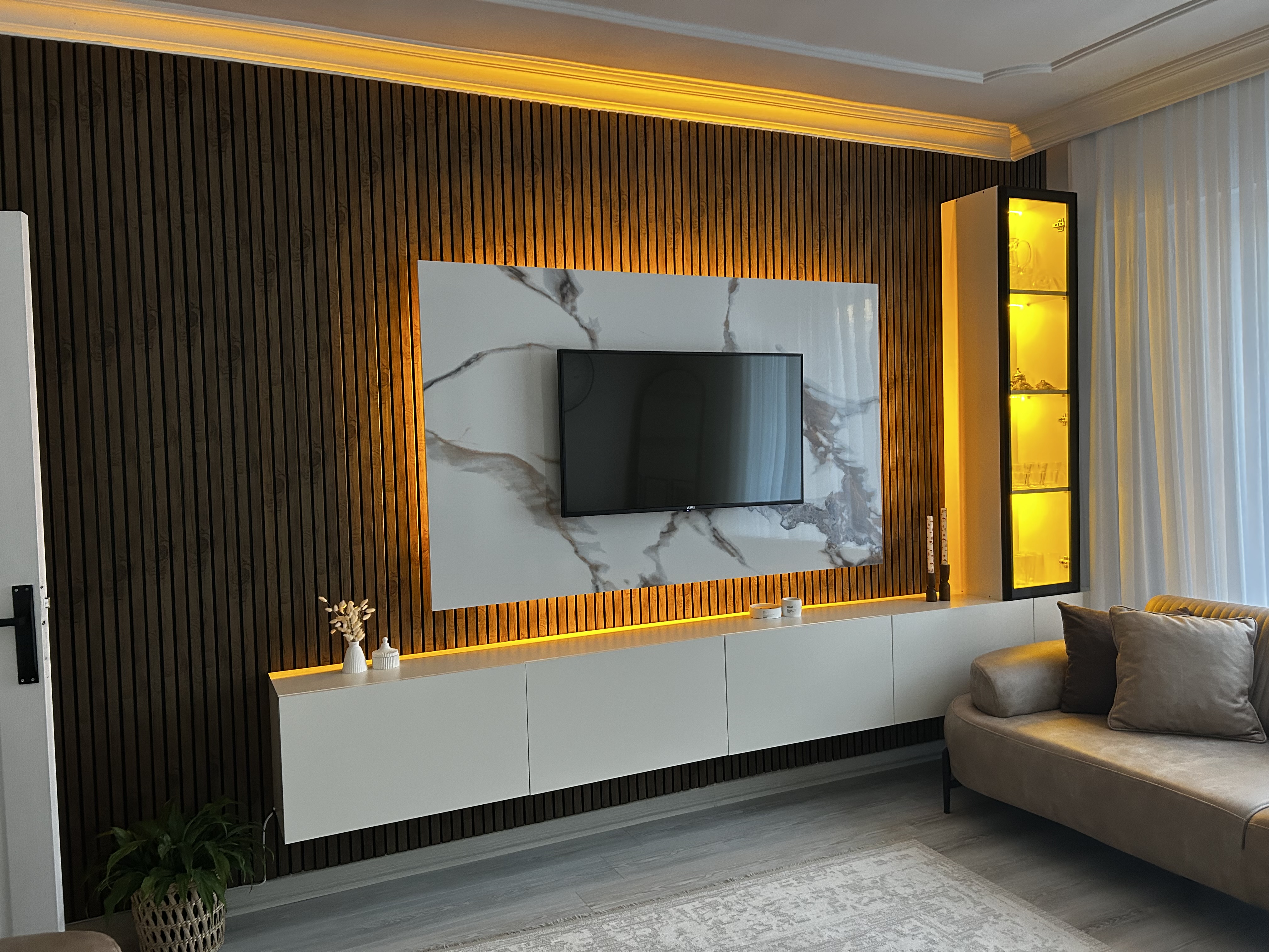 Aydınlatmalı TV Ünitesi